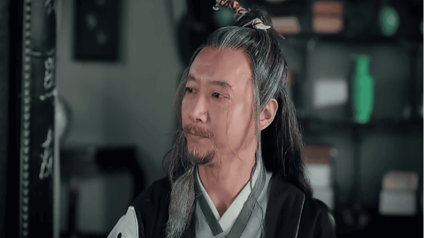 Sau khi có được giờ sinh tháng đẻ, Lý Bán Tiên tính toán hồi lâu, vẻ mặt không ngừng biểu lộ sự kinh ngạc khó hiểu, thần sắc thay đổi. (Ảnh: youtube.com)